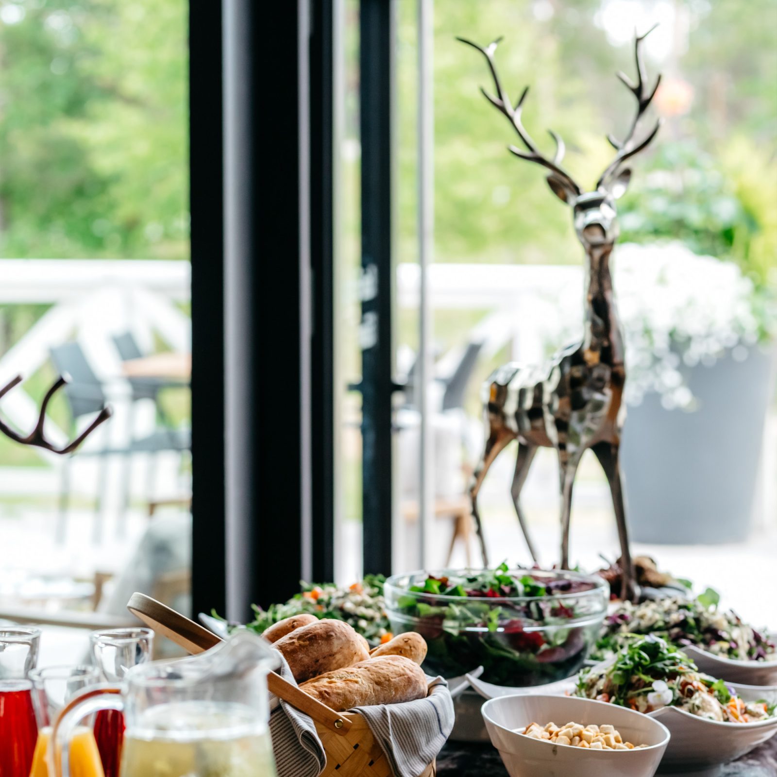 Rakkaan herkullinen Grillibuffet kutsuu nauttimaan kesästä kauniille terassille