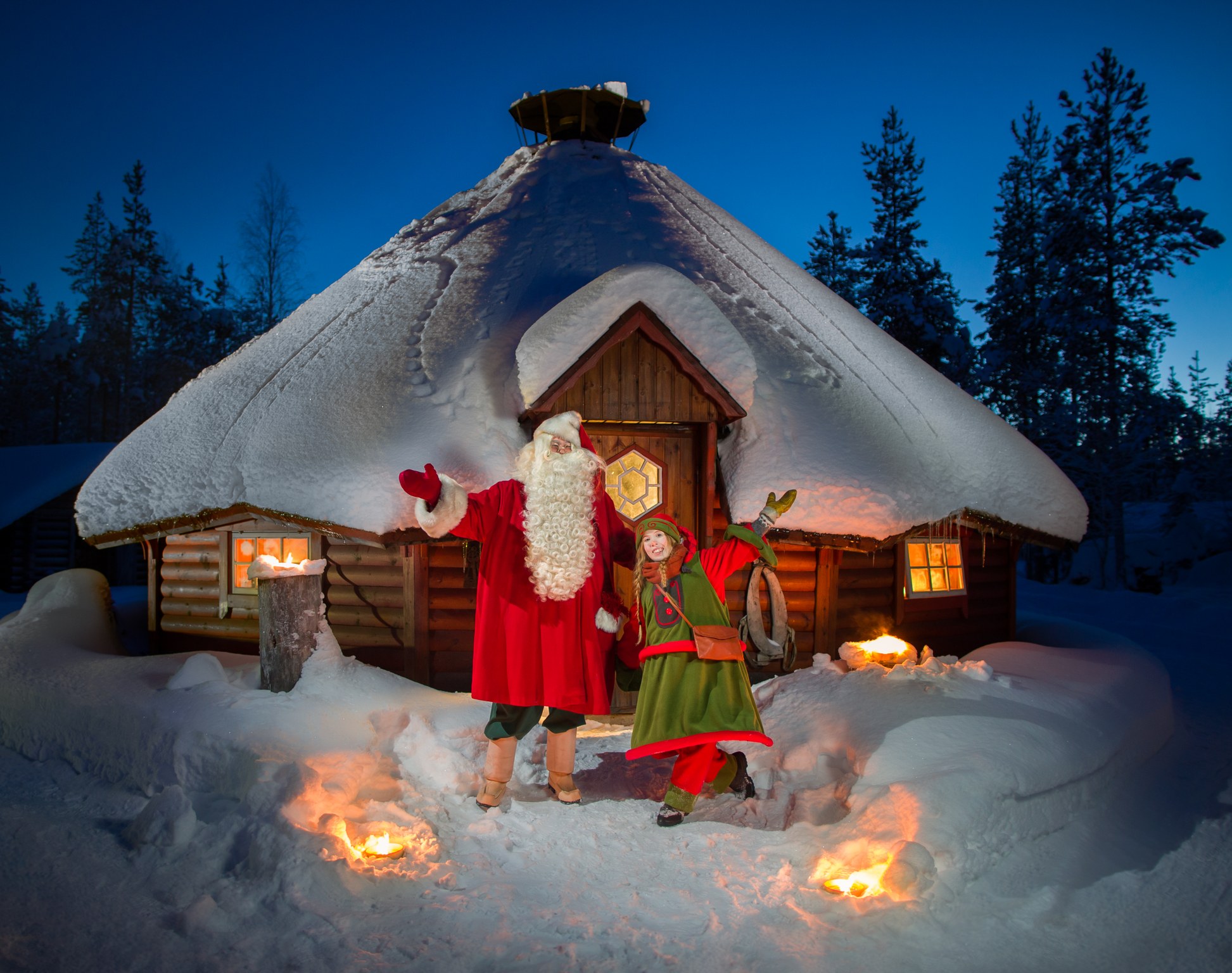 Joulupukki ja tonttu Joulukassa Kodan edessä.