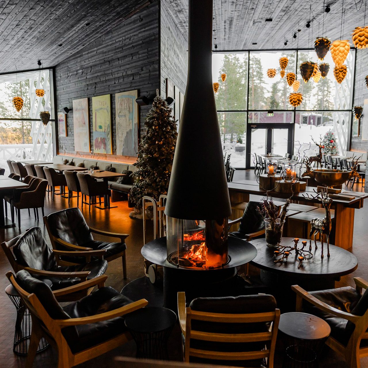 Rakas restaurant with fireplace.
