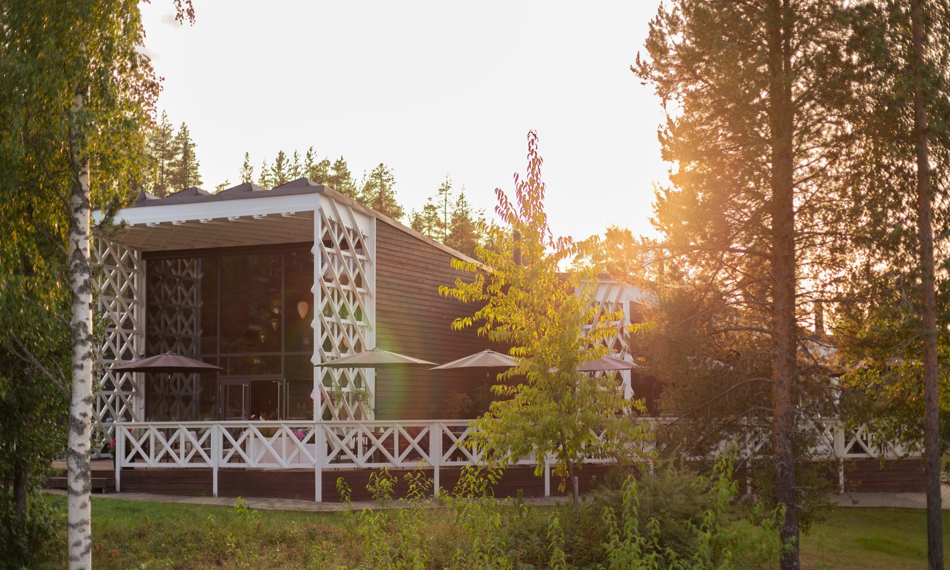 Rakas Ravintola elokuun auringossa.
