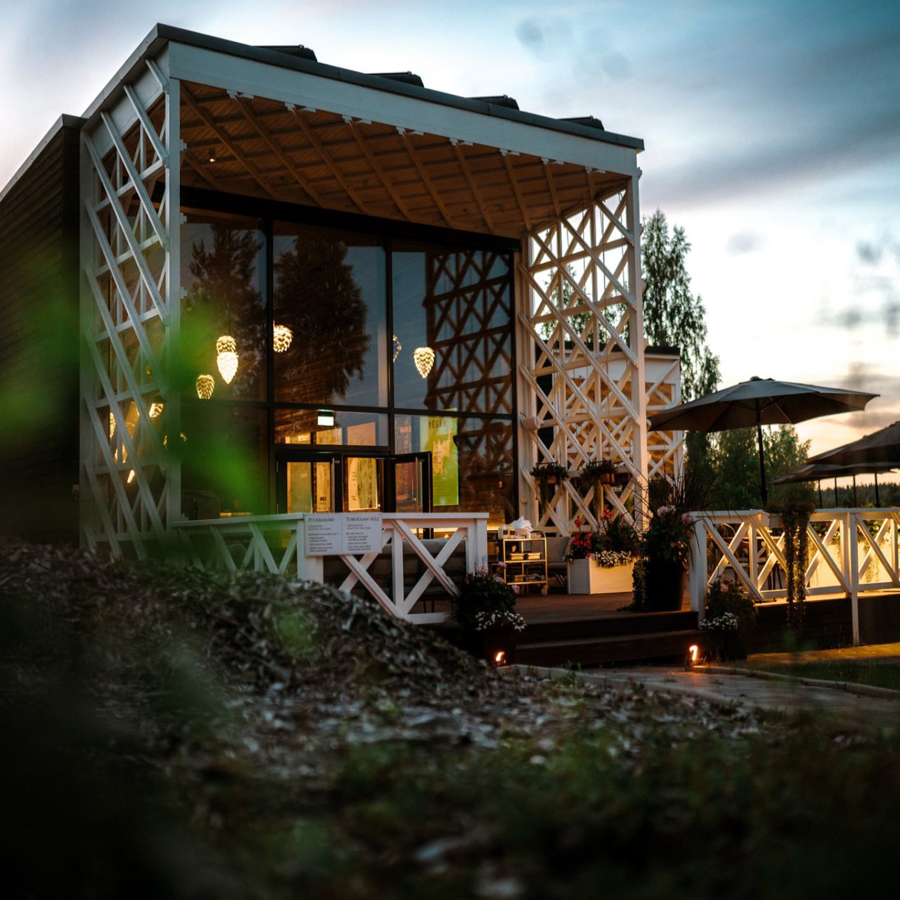 We’ll celebrate the final evening of the summer season with delicious Spanish delicacies, drinks, and live music.