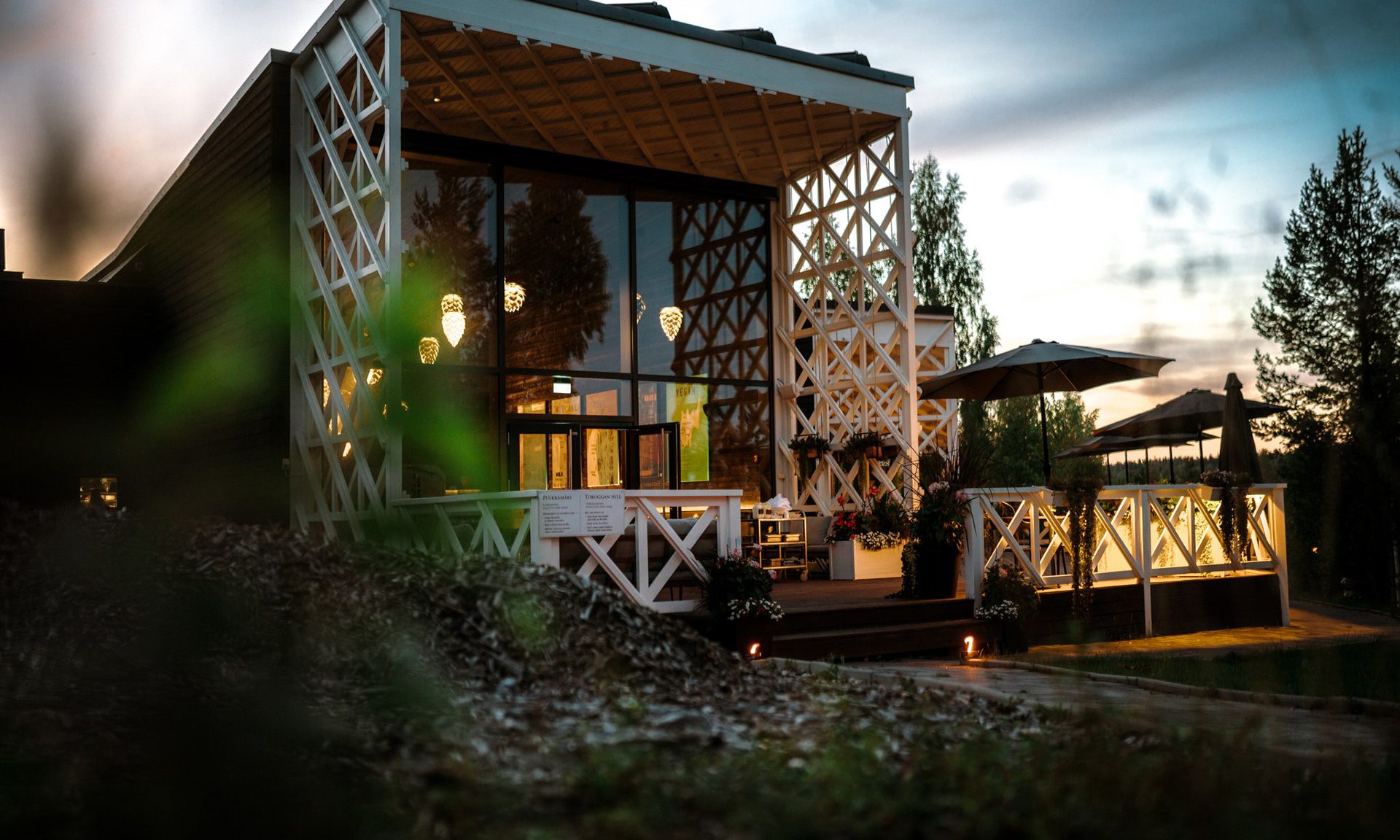 We’ll celebrate the final evening of the summer season with delicious Spanish delicacies, drinks, and live music.