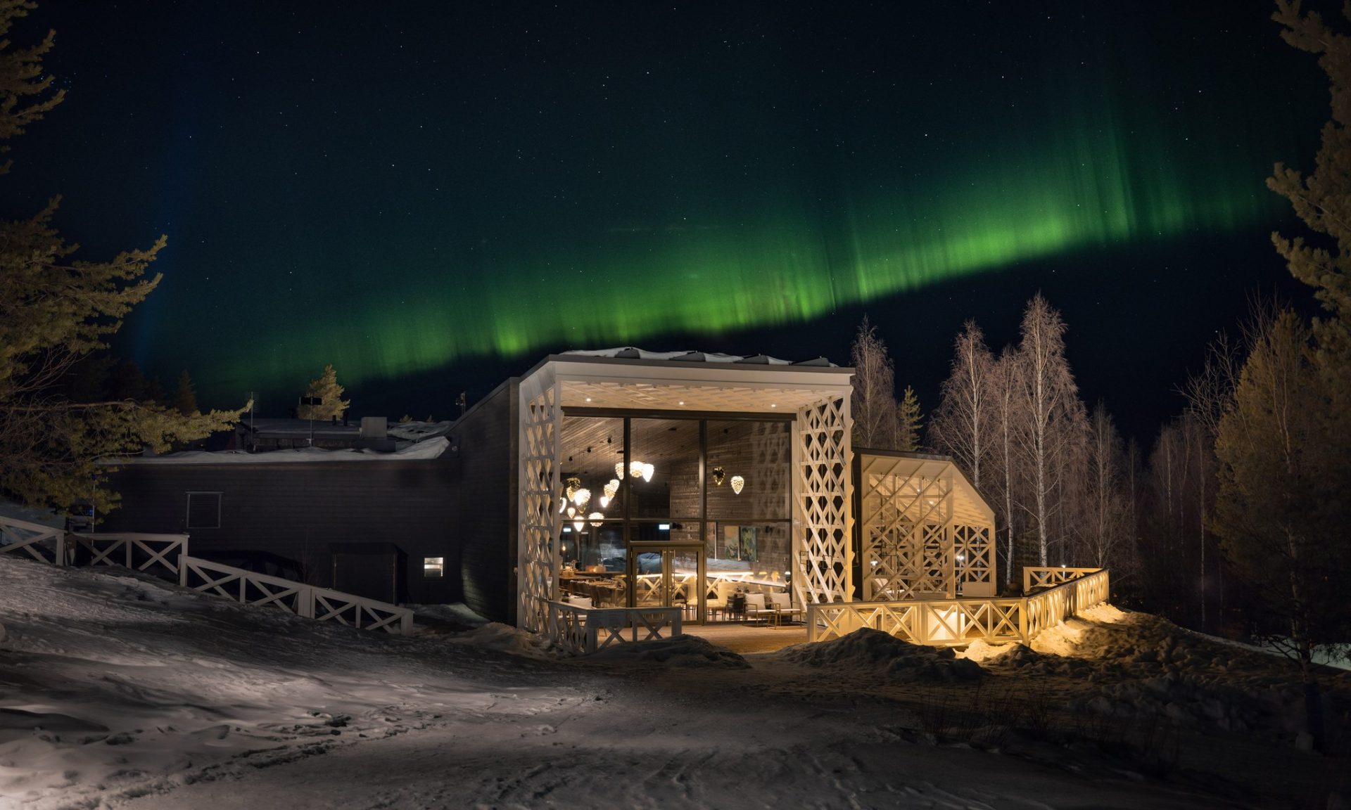 Revontulet Rakas ravintolan yllä. Rovaniemi, Suomi.