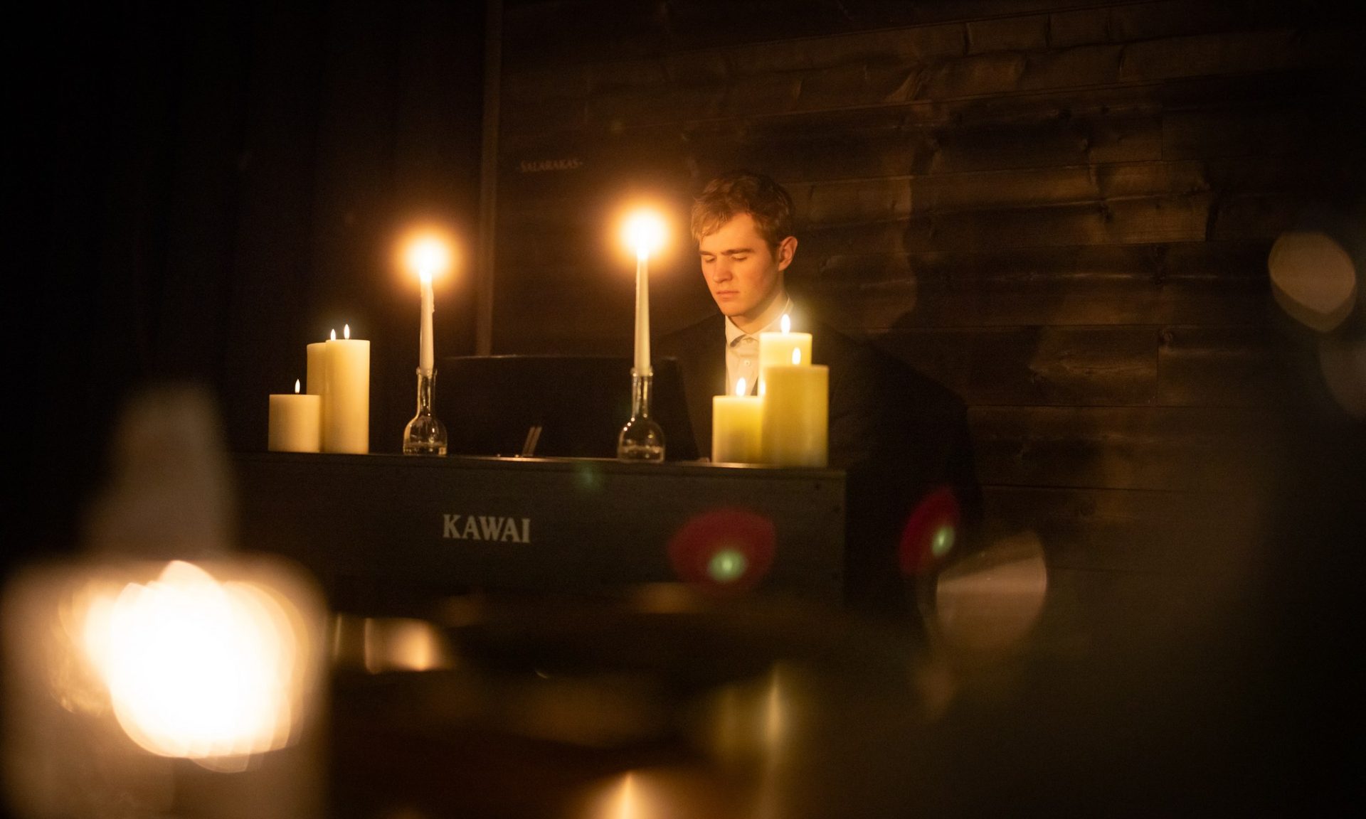 Pianisti soittamassa livemusiikkia Rakas Ravintolassa ystävänpäivänä 14.2. | Rovaniemi